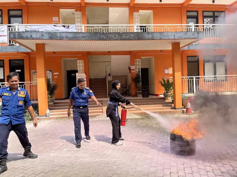 Salah satu peserta perempuan mengikuti simulasi menggunakan alat pemadam api ringan (APAR) dalam "Workshop Mitigasi Bencana Kebakaran". (Ist)
