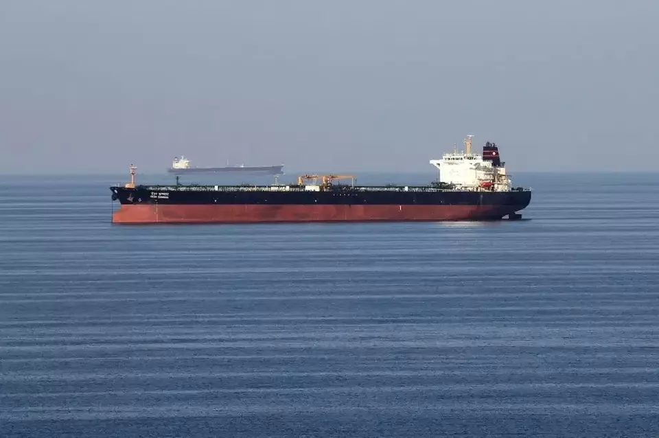 Kapal tanker minyak melewati Selat Hormuz. (Foto: Reuters)