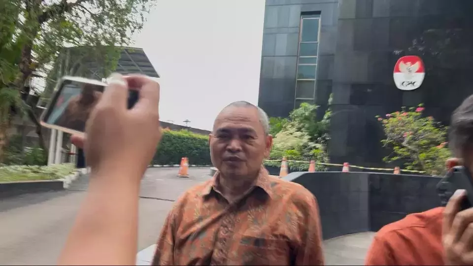 Anggota Komisi XI DPR Satori usai menjalani pemeriksaan tim penyidik KPK, Rabu (18/6/2025).