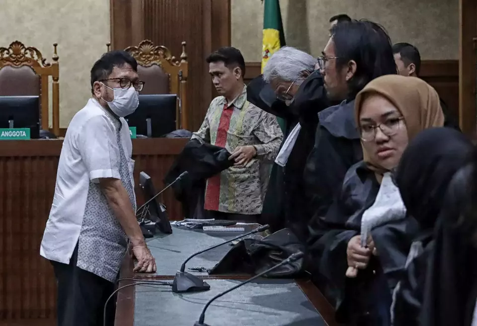 Terdakwa kasus dugaan suap vonis bebas Gregorius Ronald Tannur, Zarof Ricar (kanan), mendengarkan pembacaan vonis dalam sidang putusan di Pengadilan Tipikor Jakarta, Jalan Bungur Raya, Jakarta Pusat, Rabu (18/6/2025). Berita Satu Photo/Joanito De Saojoao.