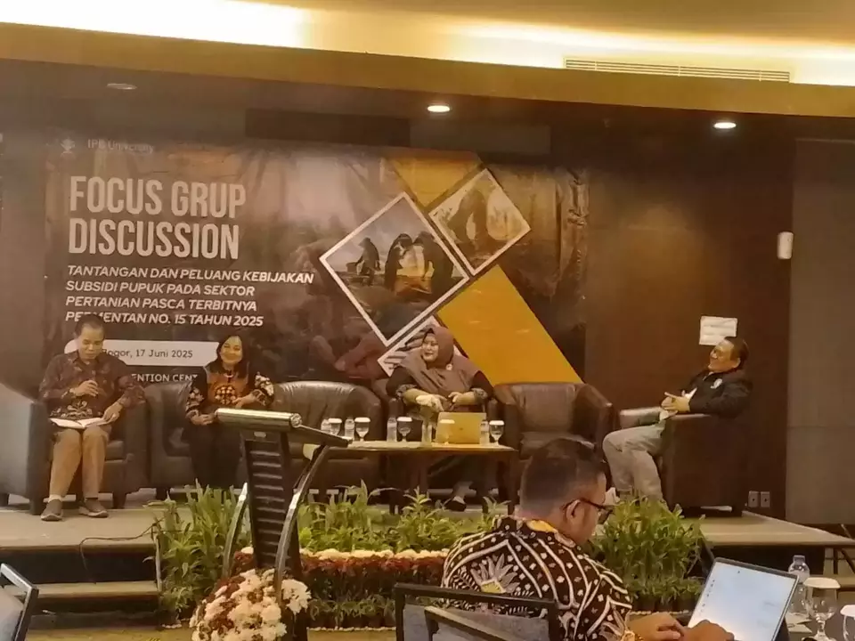 Uji coba penyaluran pupuk bersubsidi dengan titik serah gapoktan dan koperasi segera dilakukan di Lampung, Jateng, DIY, Jatim, dan Sulsel. Rencana itu mengemuka dalam Focus Group Discussion (FGD) bertema Tantangan dan Peluang Kebijakan Subsidi Pupuk Pada Sektor Pertanian Pasca-Terbitnya Permentan No 15 Tahun 2025 di Bogor pada 17 Juni 2025 yang digelar Sekolah Pascasarjana Fakultas Ekonomi dan Manajemen IPB University. (Foto : TL)