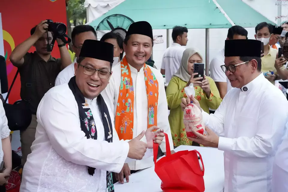Bazaar Jakarta Berkah Belanja Murah yang digelar di halaman Balai Kota DKI Jakarta, Jumat (20/6/2025).