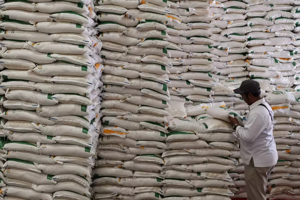 Petugas mengecek stok bantuan pangan beras di gudang Bulog Makassar, Sulawesi Selatan, Senin (23/6/2025). (ANTARA FOTO/Arnas Padda)