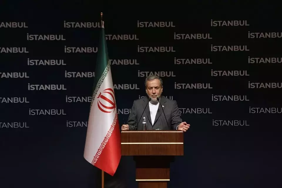 Menteri Luar Negeri (Menlu) Iran Abbas Araghchi menghadiri konferensi pers di Istanbul, Turki, Minggu (22/6/2025). (Foto: AP/ Khalil Hamra)