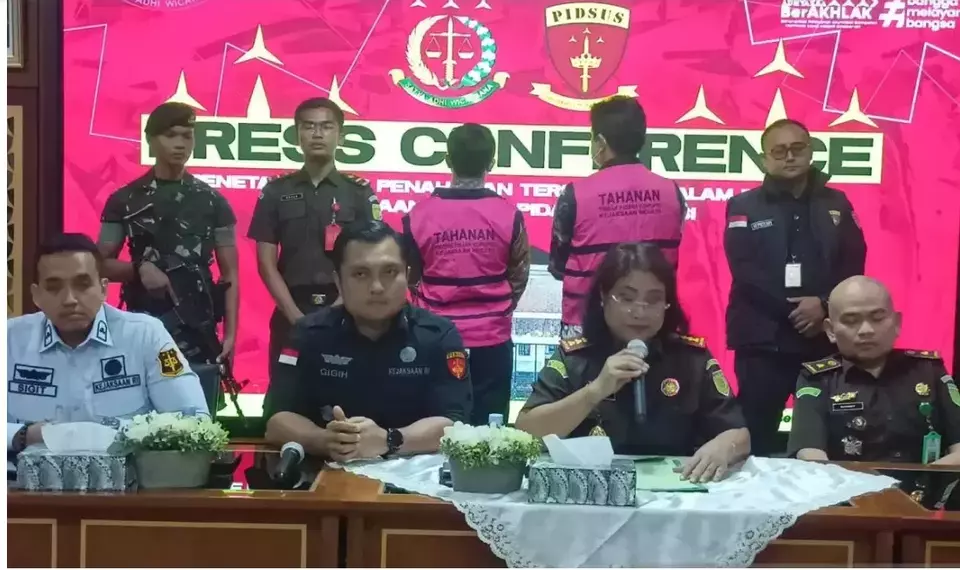 Kepala Kejaksaan Negeri Tangerang Selatan, Apsari Dewi (kedua kanan bawah) menunjukan tiga pejabat salah satu bank BUMN di Serpong, sebagai tersangka atas kasus dugaan korupsi kredit fiktif sebesar Rp10 miliar. ANTARA/Azmi Samsul Maarif