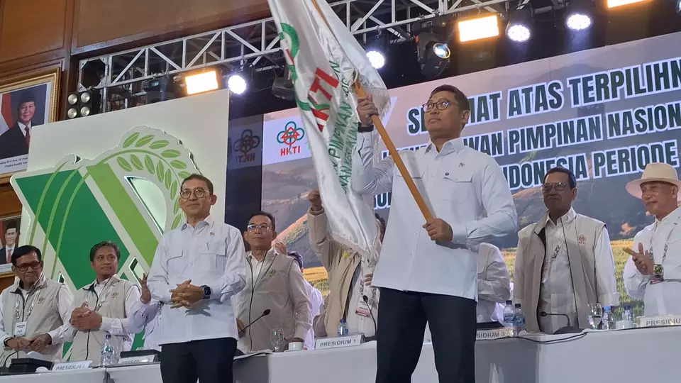 Wakil Menteri Pertanian Sudaryono mengibarkan bendera usai terpilih jadi Ketum HKTI dalam Munas X HKTI dan Kongres Tani Indonesia yang digelar di Kementerian Pertanian, Selasa (24/6/2025). 