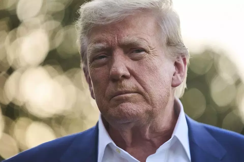 Presiden Amerika Serikat (AS) Donald Trump berbicara dengan wartawan sebelum menaiki Marine One di Halaman Selatan Gedung Putih, Selasa (24/6/2025) di Washington, AS. (Foto: AP/ Evan Vucci)
