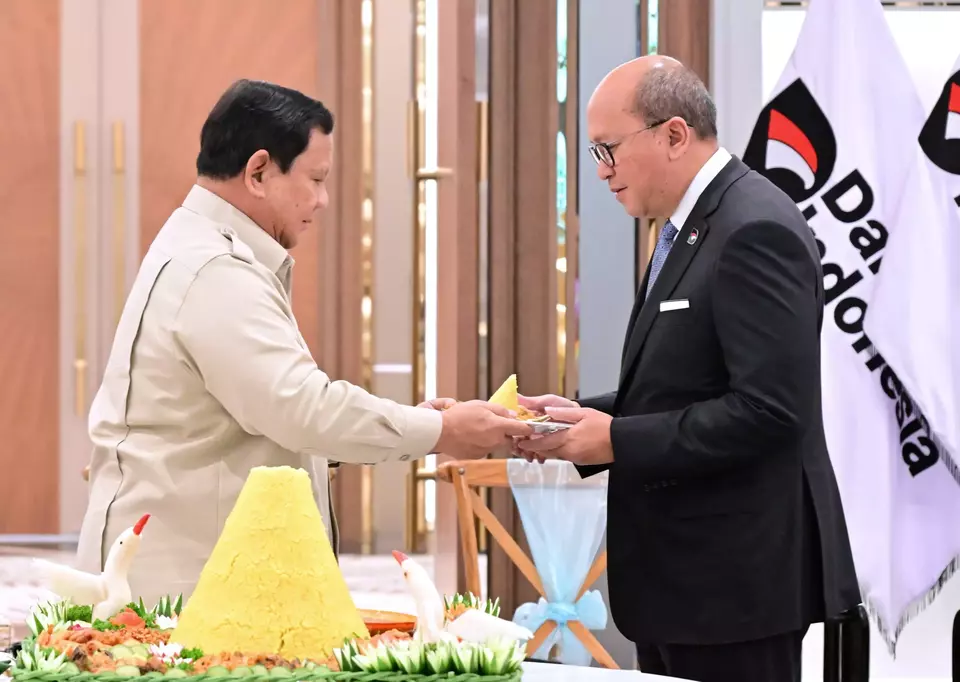 Presiden Prabowo Subianto (kiri) dan CEO Danantara Indonesia Rosan Roeslani di sela-sela peresmian kantor baru Danantara Indonesia di Wisma Danantara Indonesia di Jalan Gatot Subroto, Jakarta Selatan, Senin (30/6/2025). (Foto: BPMI Setpres)