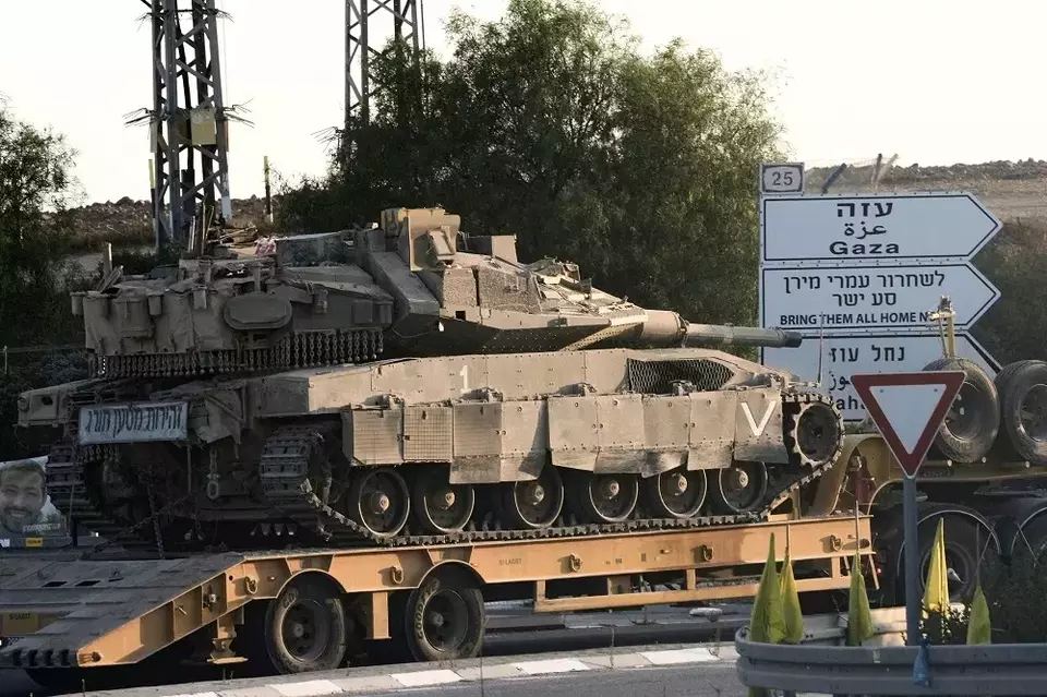 Sebuah tank milik Pasukan Pertahanan Israel ditarik di dekat perbatasan Israel-Gaza, Israel selatan, Kamis, 26 Juni 2025. (Foto: AP/ Maya Alleruzzo)