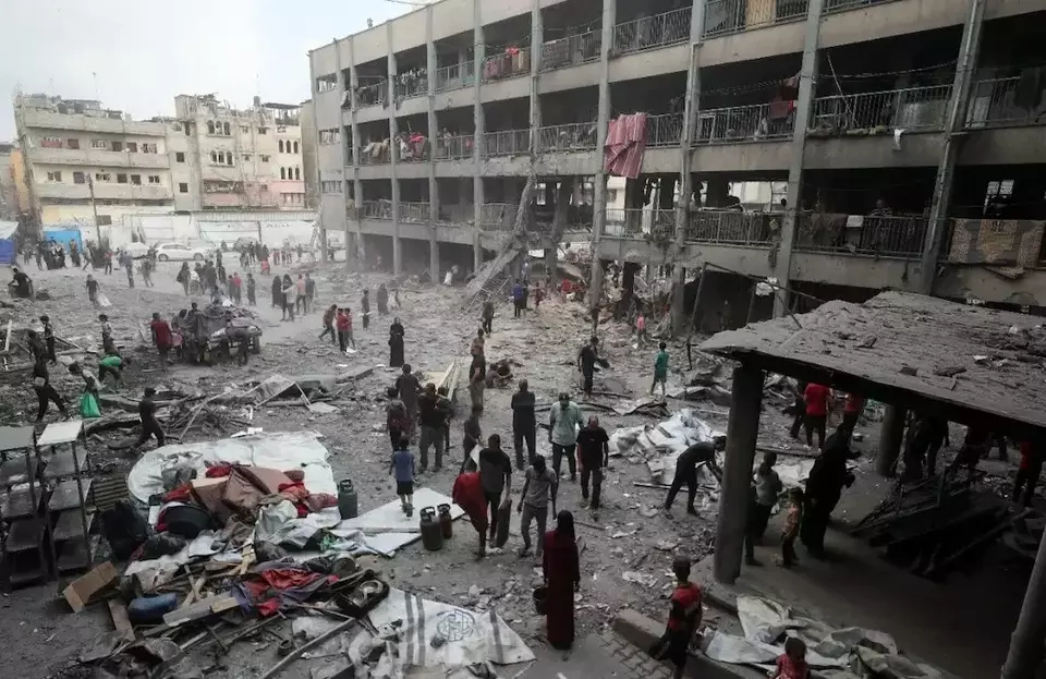Warga Palestina memeriksa kerusakan di sekolah UNRWA yang menampung orang-orang terlantar yang terkena serangan udara Israel di Kota Gaza, 30 Juni 2025. (Foto: Reuters)