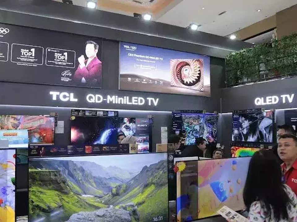 TCL menampilkan TV dengan teknologi AI di booth Jakarta Fair Kemayoran 2025. (ist)