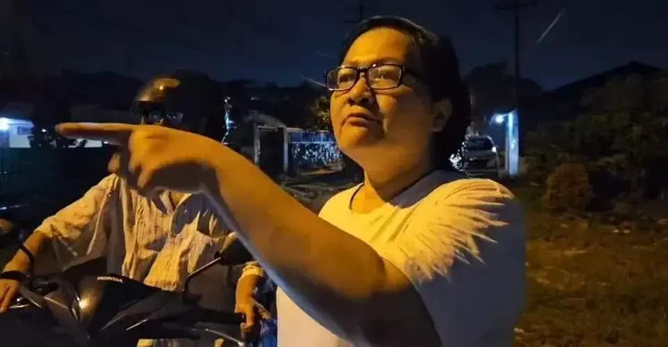 Wanita yang mengaku pemilik rumah dinas Kadis PUPR memprotes aksi penggeledahan oleh KPK. 
