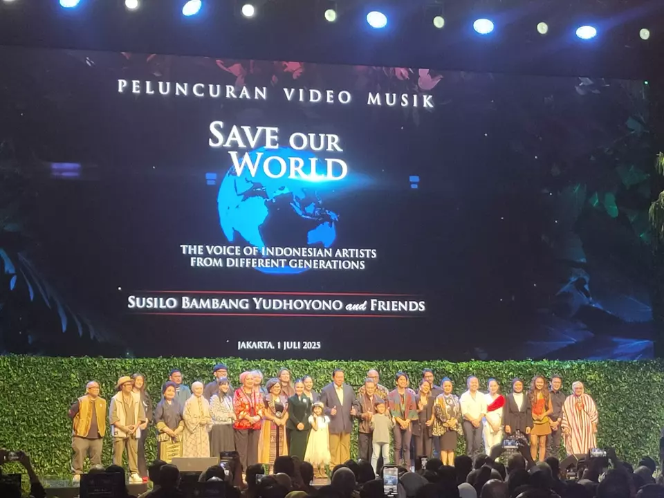 Presiden keenam RI, Susilo Bambang Yudhoyono (SBY), resmi meluncurkan video musik Save our World di Djakarta Theater, Selasa (1/7/2025).

