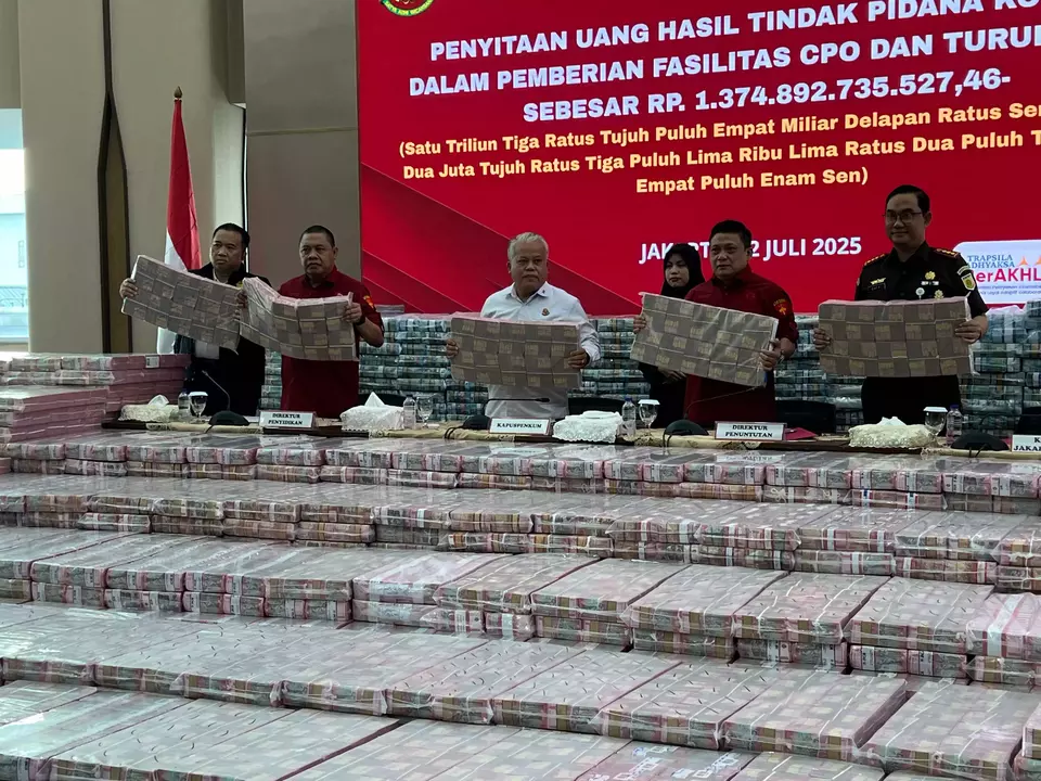 Kejaksaan Agung (Kejagung) memamerkan uang sitaan senilai Rp 1.374.892.735.527,46 atau sekitar Rp 1,3 triliun di kantor Kejagung, Jakarta, Rabu (2/7/2025)