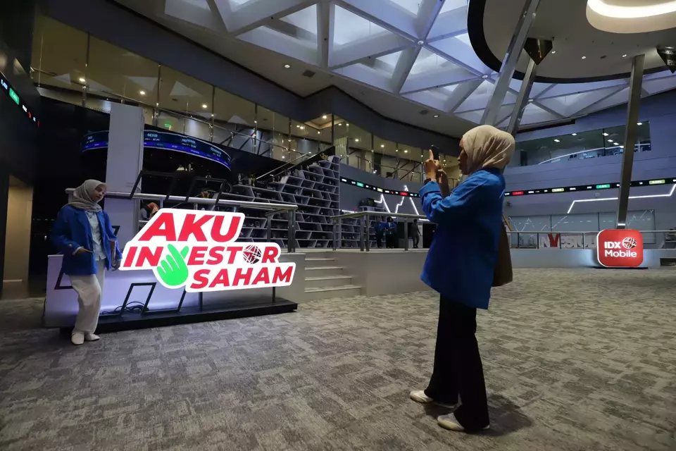 Pengunjung berada di galeri Bursa Efek Indonesia, Jakarta. Investor Daily/David Gita Roza