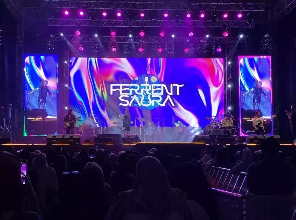Penyanyi muda Ferrent Saura menjadi pembuka festival musik BTV Semesta Berpesta Malang 2025 yang digelar meriah di UMM Dome, Kota Malang, Jawa Timur, Sabtu (5/7/2025). (Foto: B-Universe/ Juan Ardya Guardiola)