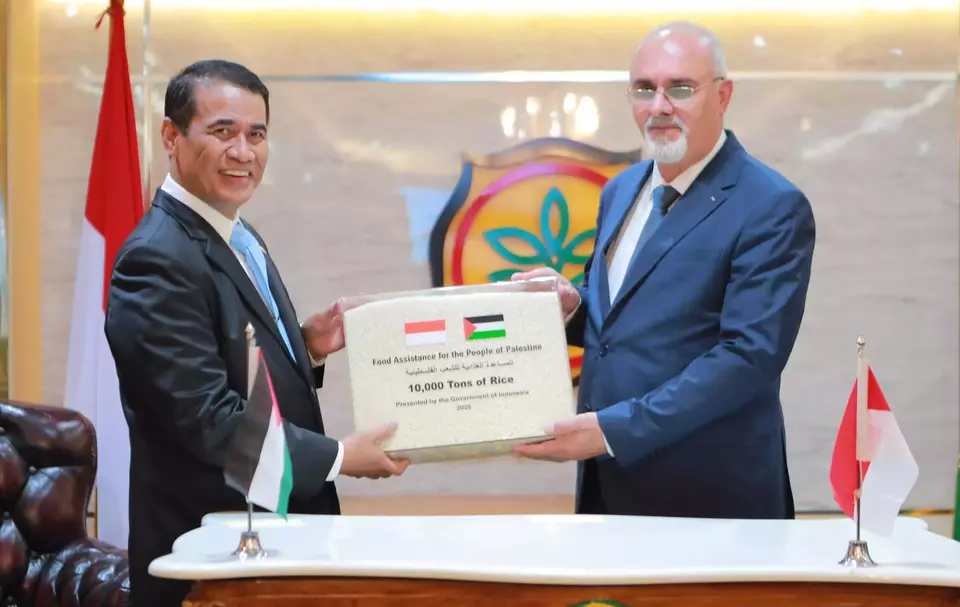 Penyerahan simbolis bantuan beras 10.000 ton oleh Menteri Pertanian (Mentan) Andi Amran Sulaiman kepada Menteri Pertanian Negara Palestina Rezq Basheer-Salimia pada Senin (7/7/2025) di Kantor Pusat Kementerian Pertanian, Jakarta Selatan. (Foto: Kementan)