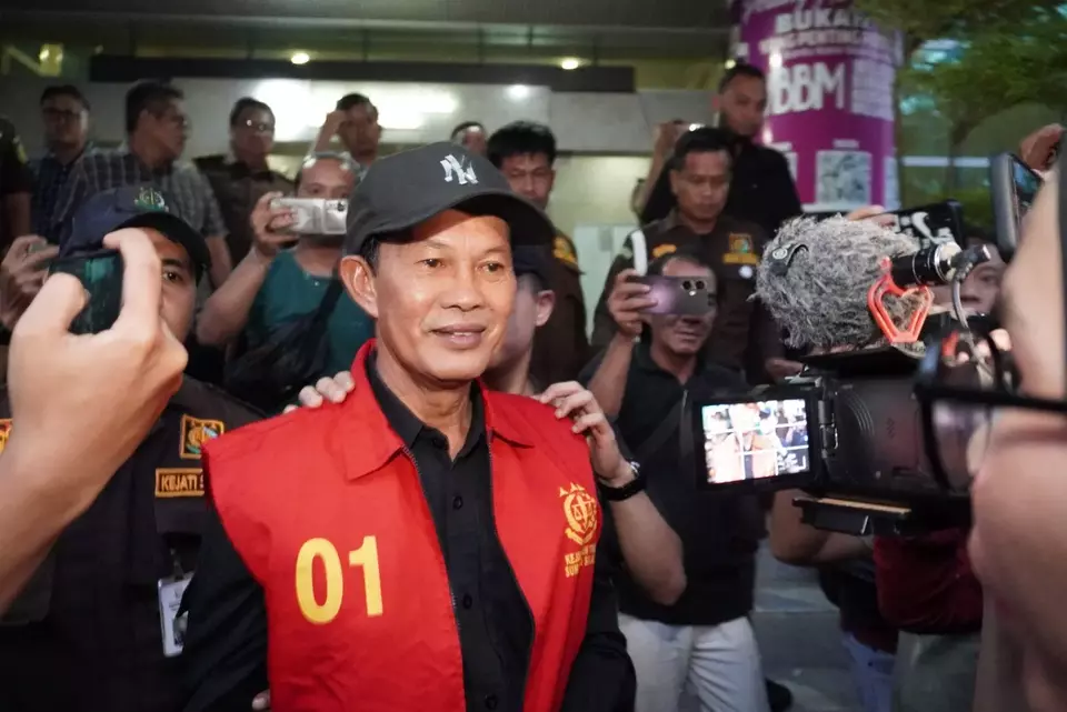 Mantan Wali Kota Palembang Harnojoyo digelandang menuju rumah tahanan Pakjo Palembang usai ditetapkan sebagai tersangka korupsi, Senin (7/7/2025).