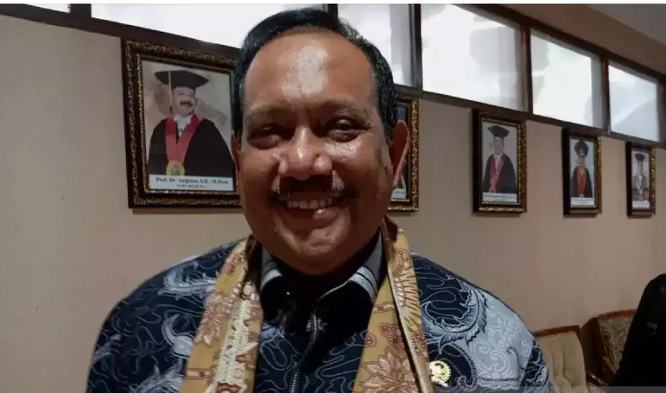 Anggota Komisi III DPR RI Rikwanto memberi keterangan pers usai menjadi narasumber dalam Seminar Nasional bertajuk "RUU KUHAP: Solusi atau Masalah Baru dalam Penegakan Hukum di Indonesia" yang digelar di Fakultas Hukum Universitas Jenderal Soedirman (Unsoed), Purwokerto, Kabupaten Banyumas, Jawa Tengah, Senin (16/6/2025). ANTARA/Sumarwoto