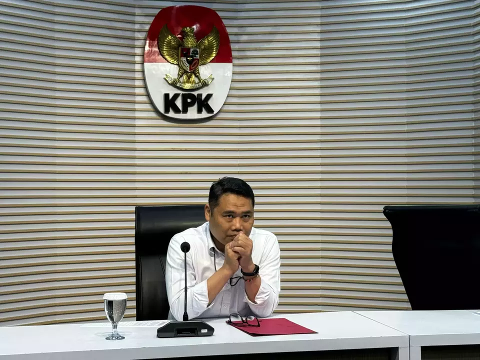 Plt) Deputi Penindakan dan Eksekusi KPK Asep Guntur Rahayu dalam konferensi pers di gedung Merah Putih KPK, Kuningan, Jakarta Selatan, Rabu (9/7/2025). (Foto: Yustinus Patris Paat)