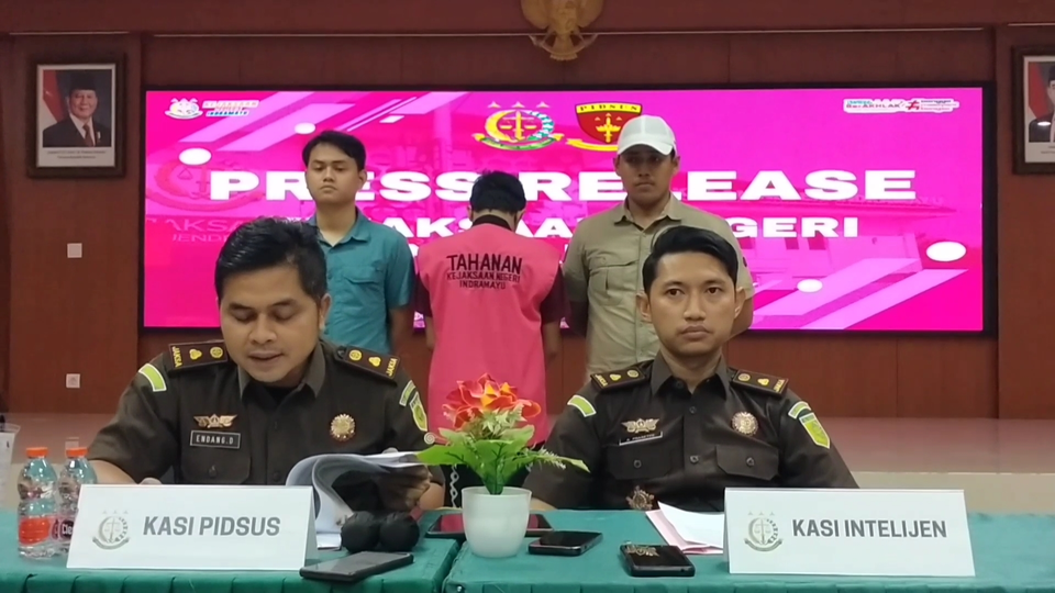 Kepala Seksi Intelijen Kejari Indramayu, Arie Prasetyo, bersama Kepala Seksi Tindak Pidana Khusus, Endang Darsono, menyampaikan keterangan pers terkait penetapan AF sebagai tersangka kasus korupsi dana nasabah senilai lebih dari Rp2 miliar, di Aula Kejari Indramayu, Rabu (9/7/2025).