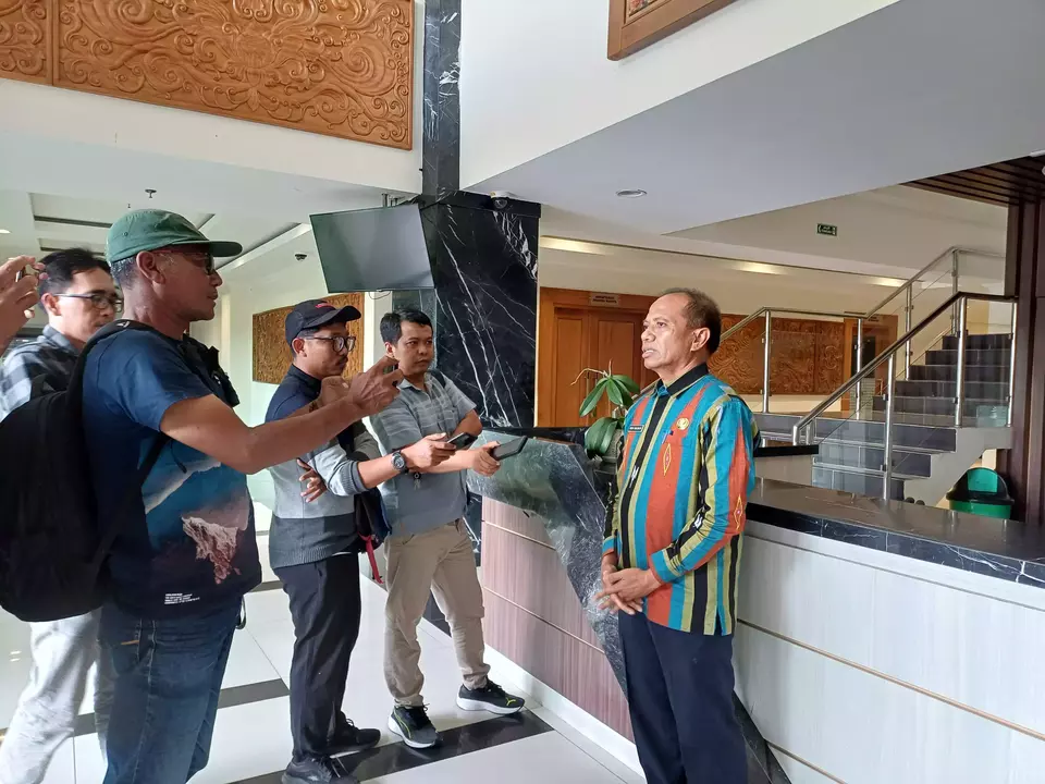 Sekda Lamongan Moh Nalikan saat diwawancarai terkait tim KPK meninggalkan Lamongan.