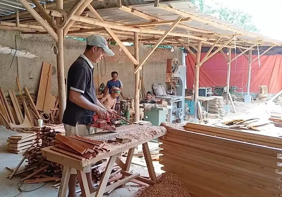 Pekerja furnitur CV Primadona Rattan sedang memproduksi kursi di Desa Warukawung, Depok, Cirebon, Jawa Barat, pada Jumat (11/7/2025). (B-Universe Photo/Dede Adhitama)
