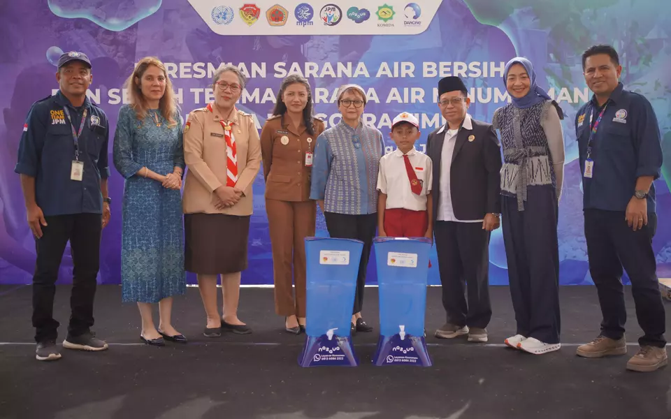 Utusan Khusus Sekretaris Jenderal PBB untuk Air, Retno Marsudi saat menghadiri peresmian sarana air bersih dan serah terima sarana air minum aman di SD GMIT Oenaek, Kupang, Nusa Tenggara Timur (NTT). (Foto Ist)
