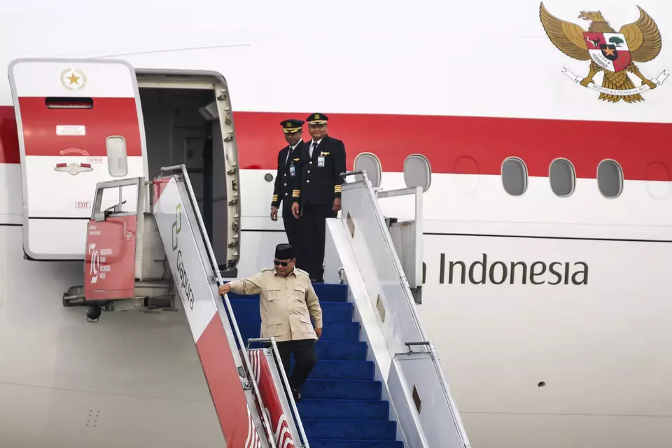 Presiden Prabowo Subianto tiba di Pangkalan Udara TNI AU Halim Perdanakusuma, Jakarta, Rabu (16/7/2025). (ANTARA FOTO/Galih Pradipta)
