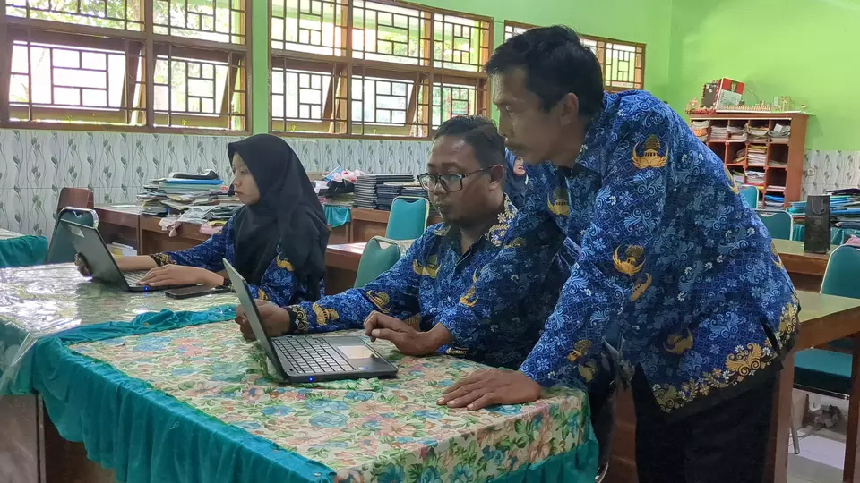 Guru tengah menggunakan laptop Chromebook di SMPN 1 Nglames Madiun, Jawa Timur.