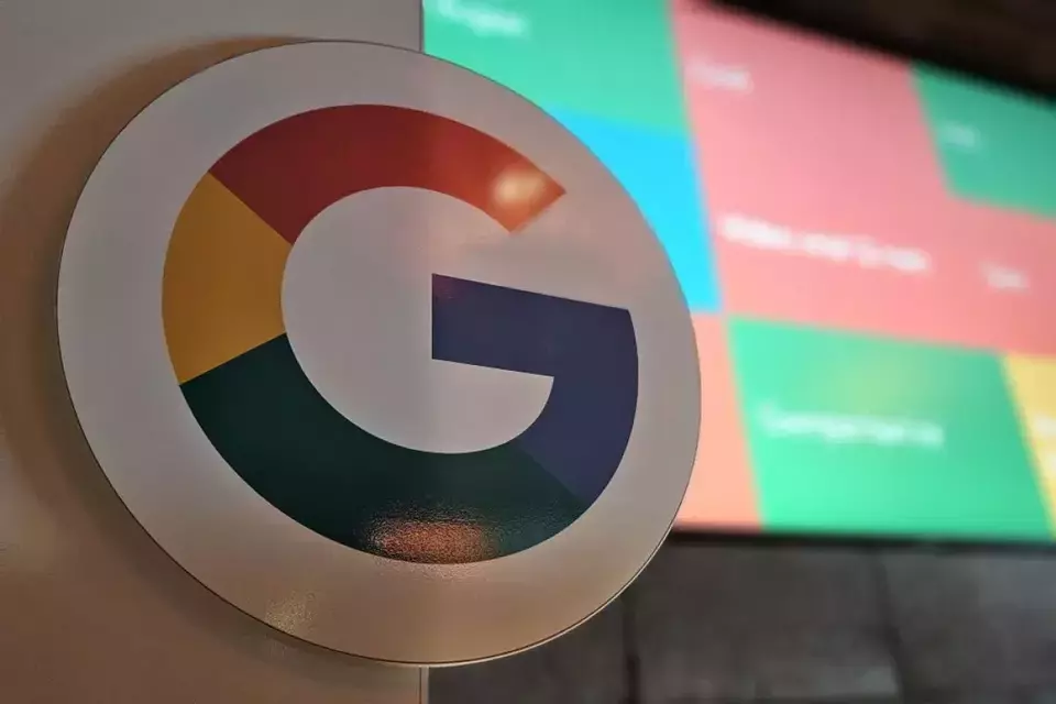 Logo Google dipasang di Kantor Google Indonesia, Jakarta Selatan, Rabu (13/11/2024). (Foto: ANTARA/Livia Kristianti)