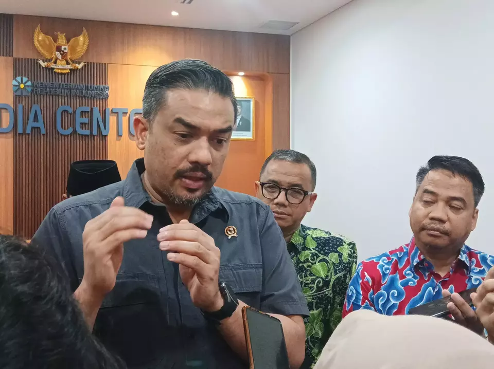 Menteri Usaha Mikro, Kecil, dan Menengah (UMKM), Maman Abdurrahman di sela-sela konferensi pers di Kantor Kementerian UMKM, Jakarta Selatan, Jumat (18/7/2025). (B-Universe Photo/Erfan Maruf)