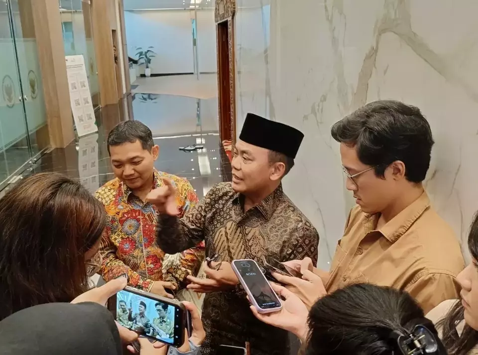 Sekretaris Kementerian Koordinator Bidang Perekonomian, Susiwijono Moegiarso (tengah) di kantor Kementerian Koordinator Bidang Perekonomian pada Jumat (18/7/2025). (Investor Daily/Arnoldus Kristianus)