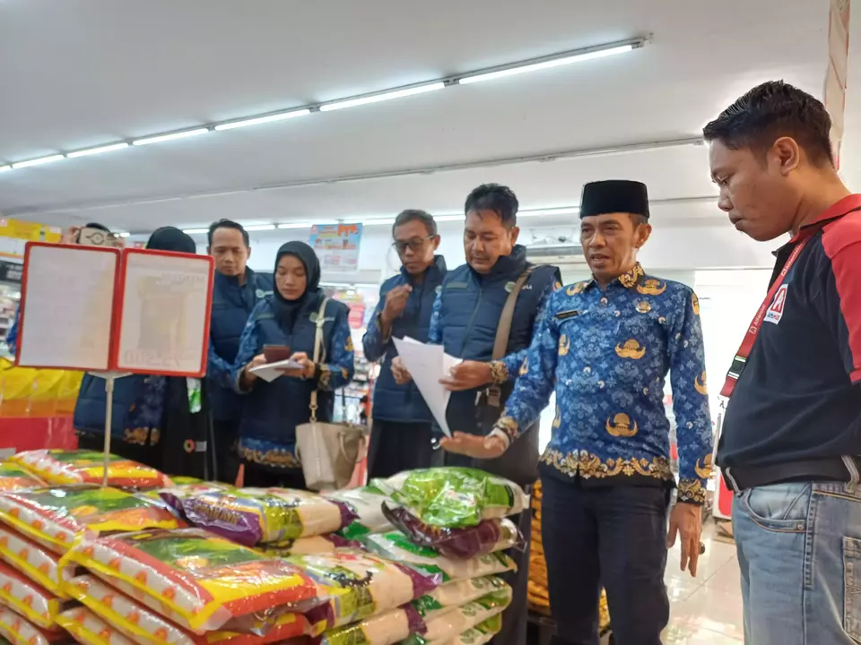 Tim Satgas Pangan dan Disperindag Lamongan saat menggelar sidak di toko ritel modern, Jumat (18/7/2025).