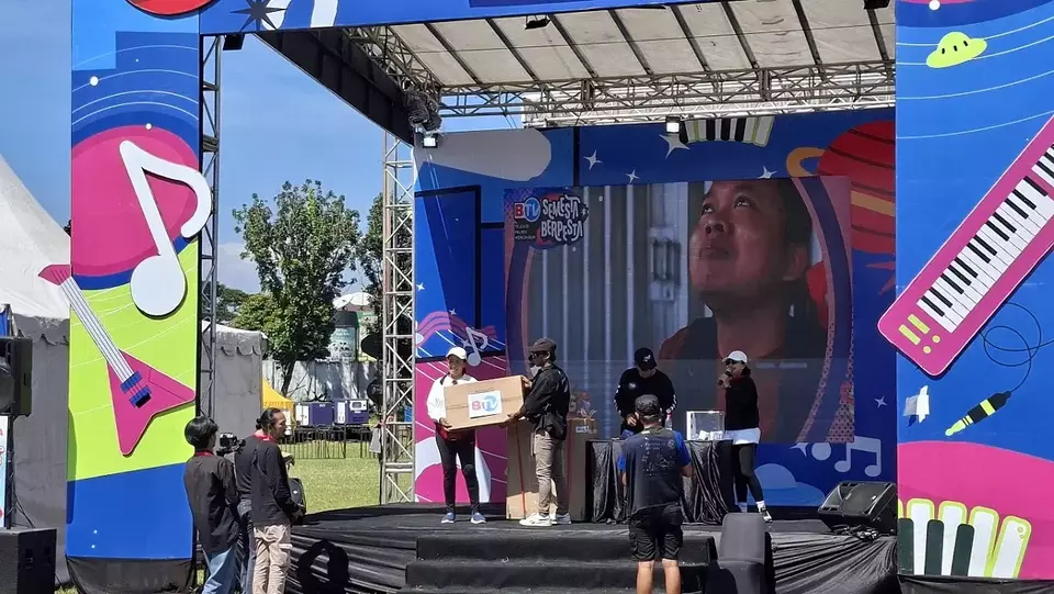 Salah satu peserta zumba berhasil membawa pulang hadiah dalam acara BTV Semesta Berpesta Yogyakarta di Stadion Kridosono pada Sabtu (19/7/2025) pagi. (Foto: B-Universe/ Celvin M. Sipahutar)