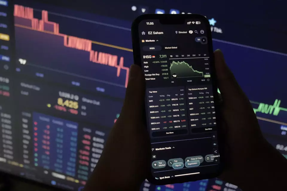 Investor memantau pergerakan saham. (Investor Daily/David Gita Roza)