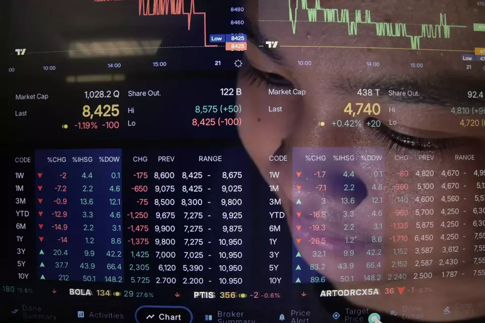 Investor memantau pergerakan saham. (Investor Daily/David Gita Roza)