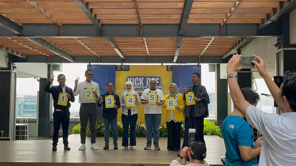 Para kandidat Ketum Iluni UI 2025-2028 saat pengambilan nomor urut dan deklarasi kampanye damai di gedung UI Salemba, Jakarta Pusat, Sabtu, 19 Juli 2025