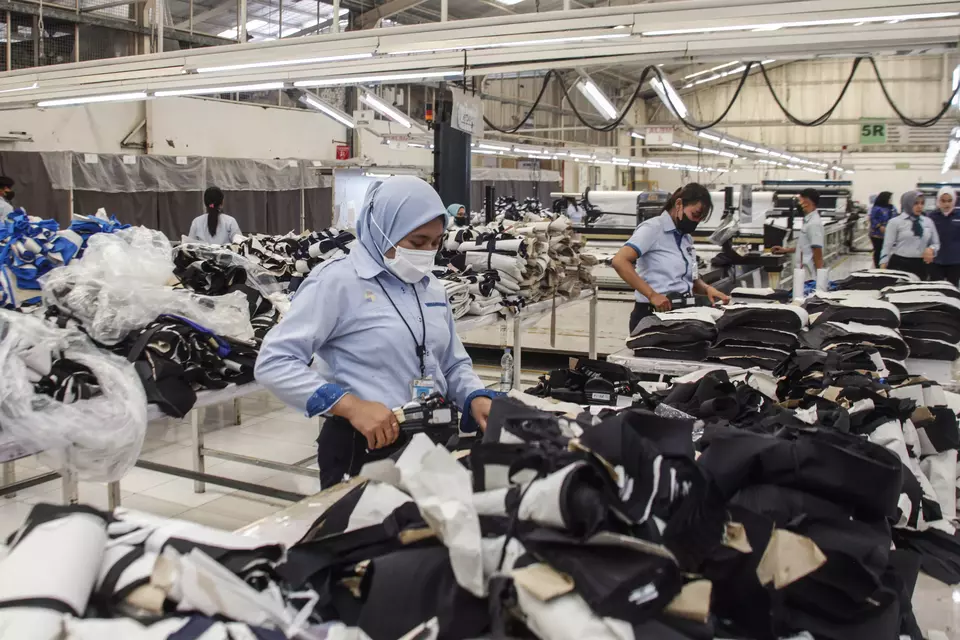 Pekerja menyelesaikan pesanan produk tekstil untuk ekspor di pabrik PT Sari Warna Asli Tekstil (Sari Warna) Solo, Jawa Tengah. (ANTARAFOTO/Maulana Surya)