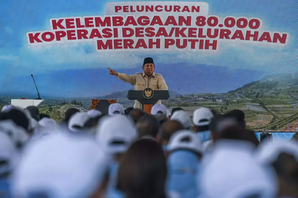 Presiden Prabowo Subianto memberi sambutan saat peluncuran Koperasi Desa/Kelurahan Merah Putih di Desa Bentangan, Klaten, Jawa Tengah, Senin (21/7/2025). (ANTARA FOTO/Galih Pradipta)