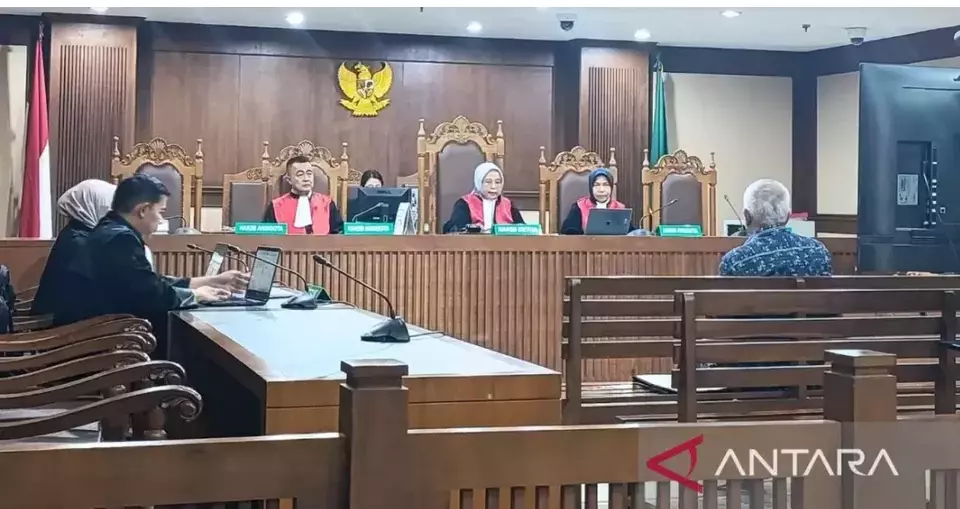Direktur Jenderal (Dirjen) Perkeretaapian Kementerian Perhubungan (Kemenhub) 2016--2017 Prasetyo Boeditjahjono dalam sidang pembacaan putusan majelis hakim di Pengadilan Tipikor Jakarta, Senin (21/7/2025). (ANTARA/Agatha Olivia Victoria)