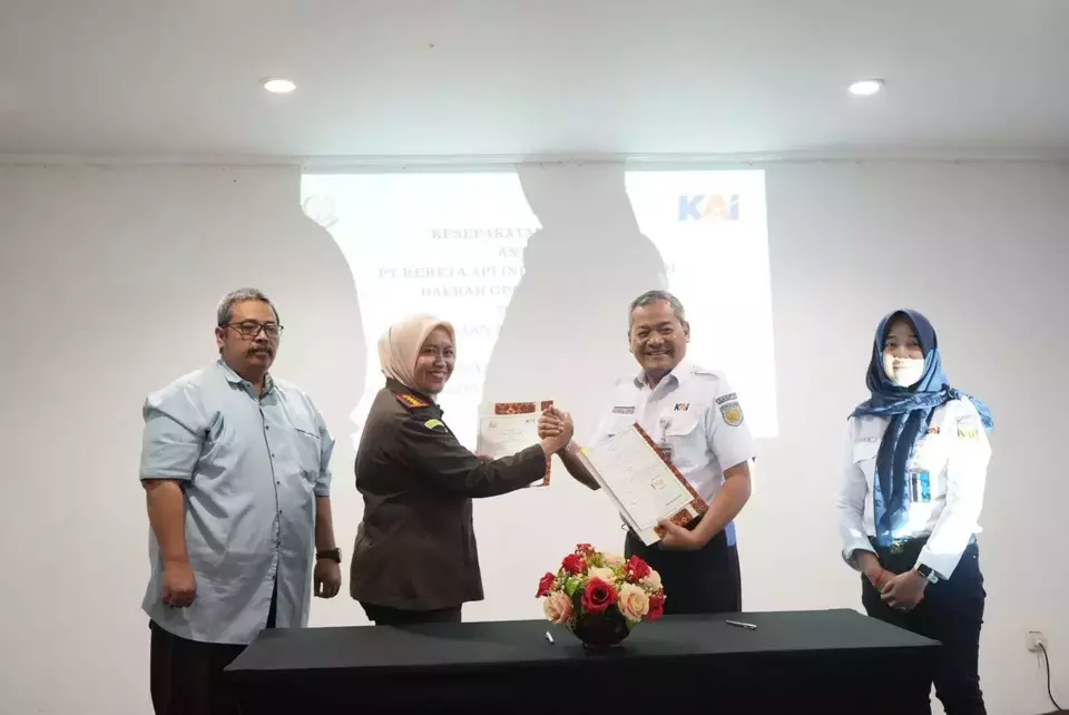 VP Daop 7 Madiun Suharjono, bersama Kepala Kejaksaan Negeri Kota Kediri, Andy Mirnawaty, usai penandatangan perjanjian kerja sama.
