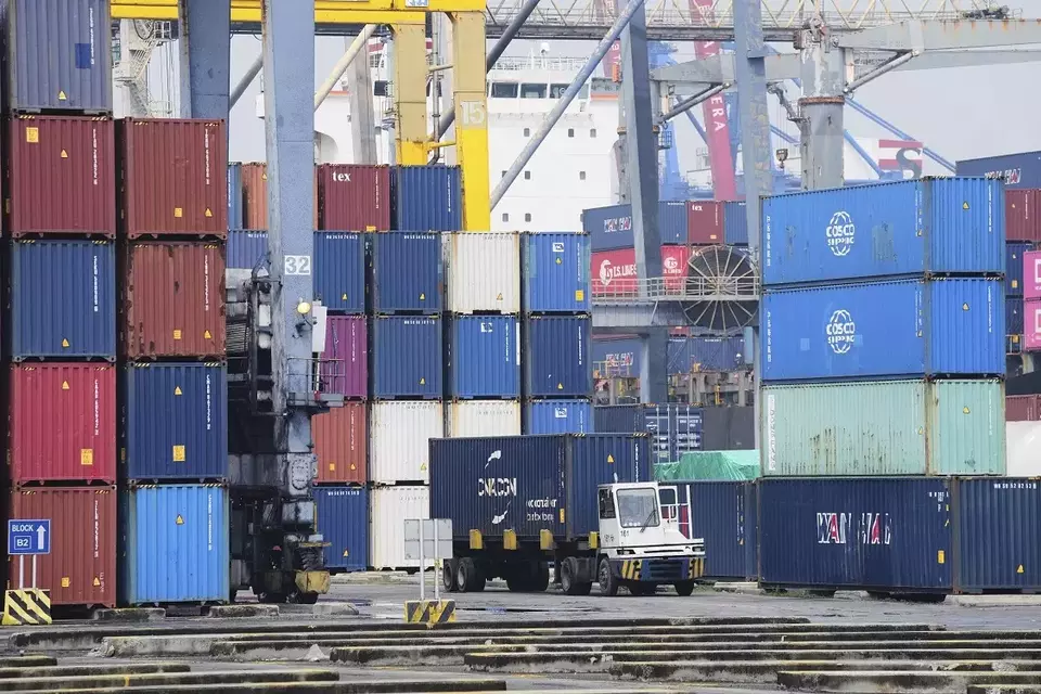 Sebuah truk melewati tumpukan kontainer di Terminal Peti Kemas Internasional Jakarta (JICT) di Pelabuhan Tanjung Priok, Jakarta, Rabu (9/7/2025). (Foto: AP/ Tatan Syuflana)