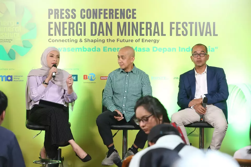 Juru Bicara Kementerian ESDM Dwi Anggia, Executive Director Indonesia Mining Association Hendra Sinadia dan Pemimpin Redaksi Investor Daily Djaka Susila, memberikan keterangan mengenai kegiatan Energi Mineral Festival di Jakarta, Rabu (23/7/2025). (Investor Daily/David Gita Roza)