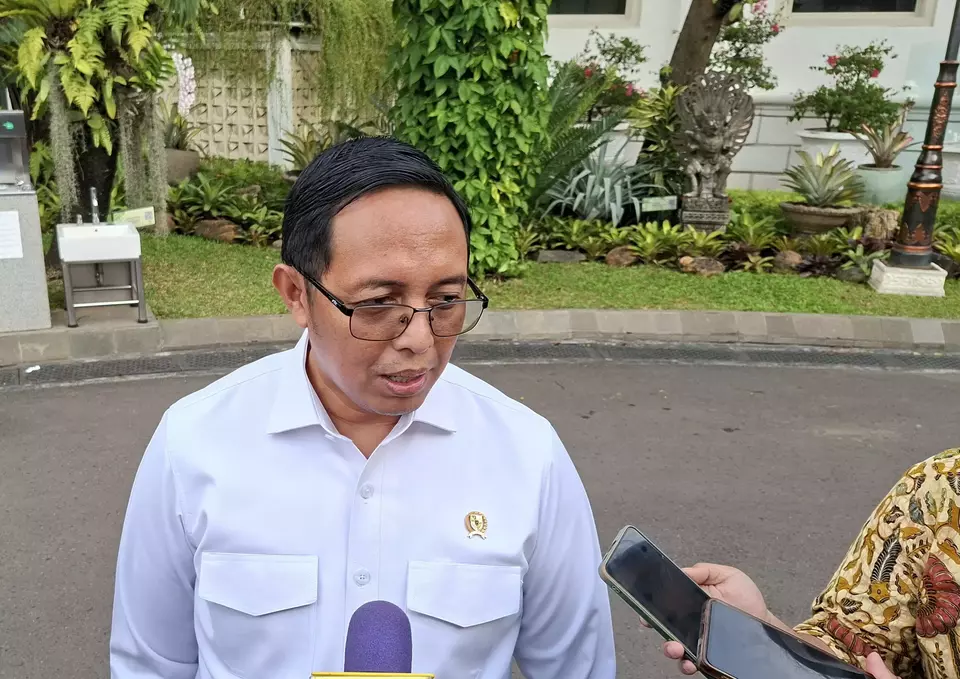 Kepala Kantor Komunikasi Kepresidenan atau Presidential Communication Office (PCO) Hasan Nasbi di Istana Kepresidenan, Jakarta, Rabu (23/7/2025). (B-Universe Photo/Celvin Sipahutar)