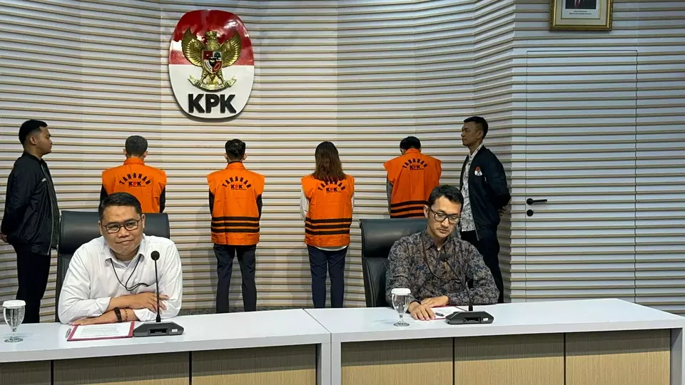 KPK resmi tahan 4 tersangka dalam kasus pemerasan TKA di Kemenaker di gedung Merah Putih KPK, Kuningan, Jakarta Selatan, Kamis, 24 Juli 2025. (Foto: Yustinus Patris Paat)