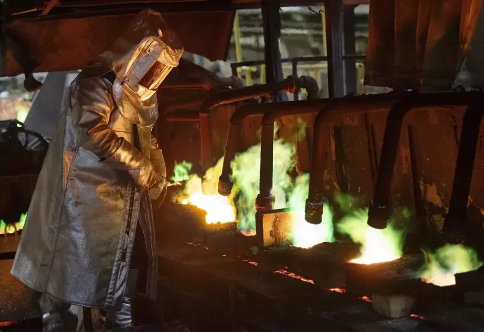 Seorang karyawan bekerja di Nexans, salah satu produsen kawat dan kabel terbesar di dunia, Jumat (12/4/2025), dekat Montreal, Kanada. Perusahaan ini semakin banyak mencampurkan skrap tembaga ke dalam produk-produknya. (Foto: Ryan Remiorz/ The Canadian Press via AP)