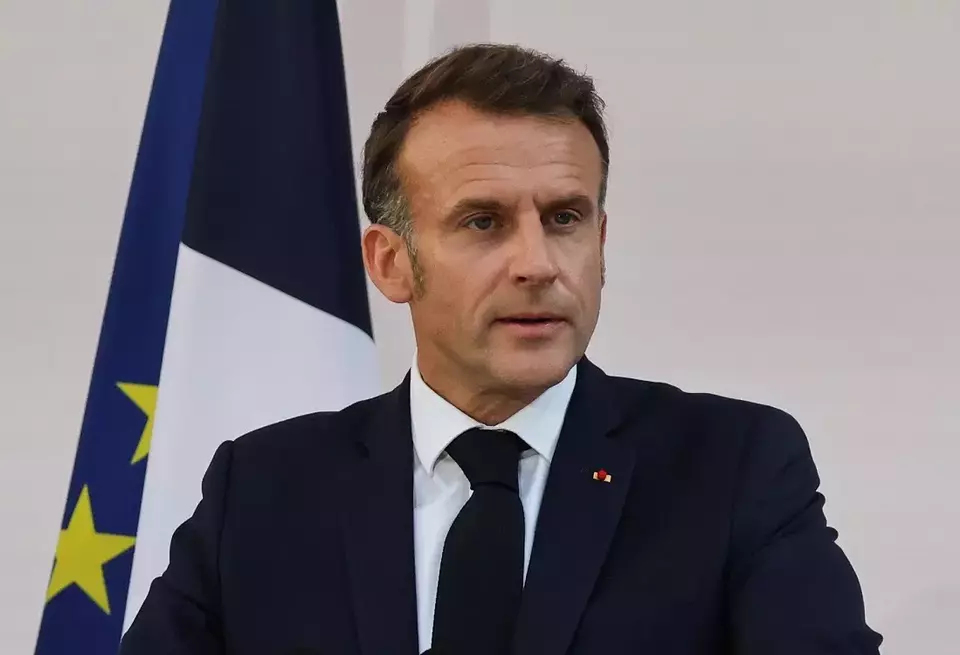 Presiden Prancis Emmanuel Macron berbicara kepada para pemimpin militer di Hotel le Brienne, Minggu (13/7/2025), menjelang parade Hari Bastille di Paris, Prancis. (Foto: Ludovic Marin via AP)