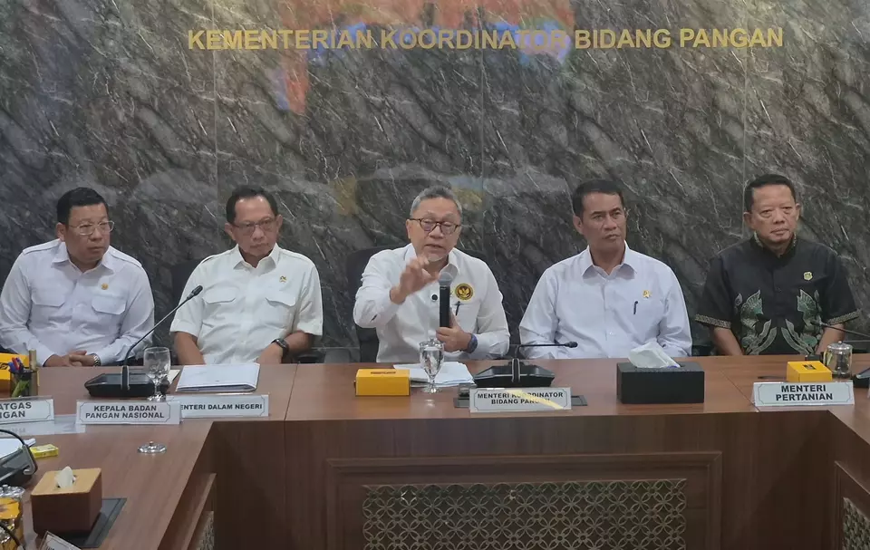 Menteri Koordinator Bidang Pangan, Zulkifli Hasan (tengah) dalam rapat koordinasi di kantor Kementerian Koordinator Pangan, Jumat (25/7/2025). (B-Universe Photo/Muhammad Farhan)