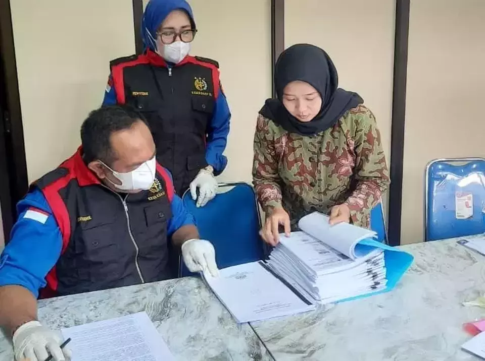 Kejati DIY saat menggeledah kantor Dinas Kominfo DIY untuk menemukan bukti dugaan korupsi pengadaan bandwidth internet dan colocation DRC, Rabu (23/7/2025).